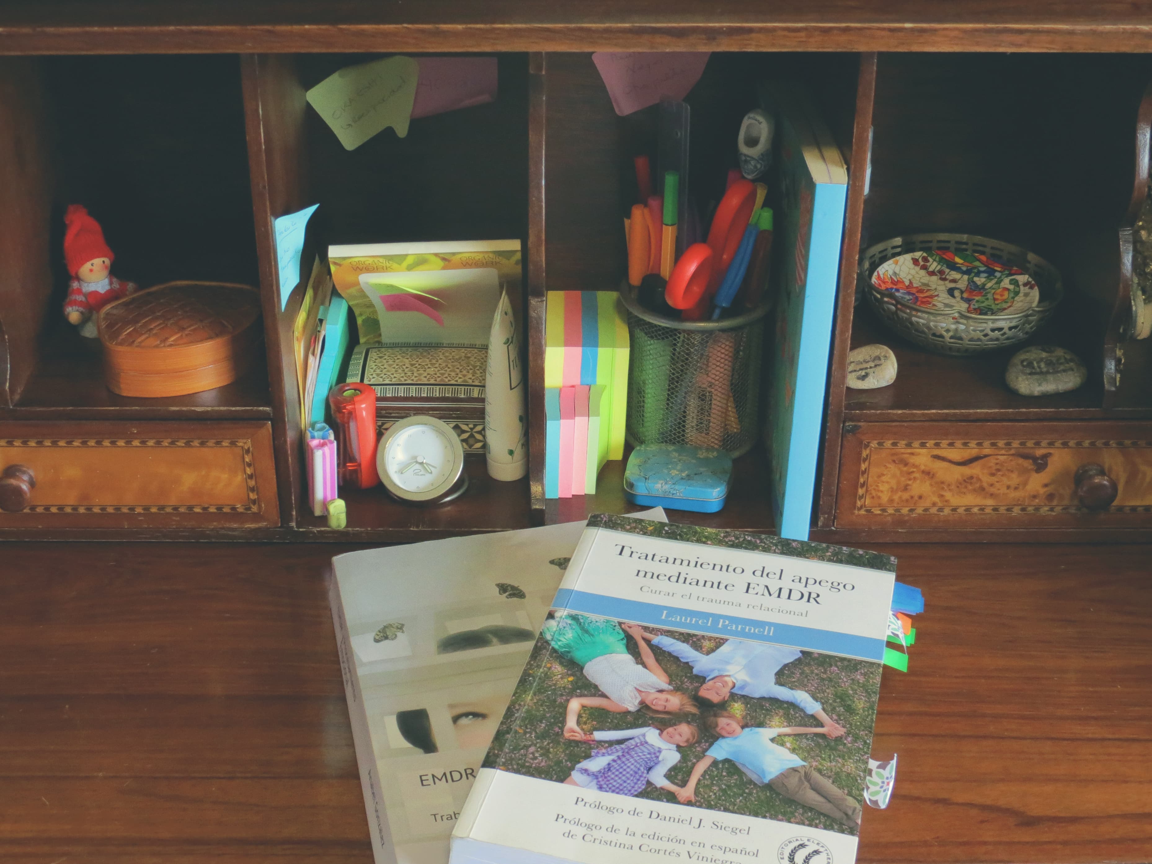 Detalle de manos sosteniendo un objeto durante una sesión de terapia